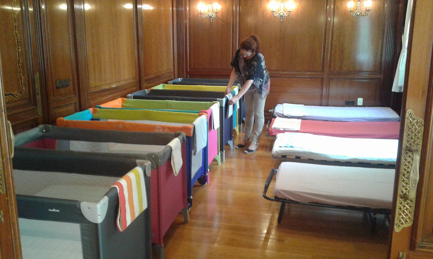 Travel and wooden cots for Hire in Marbella. Single beds with mattress